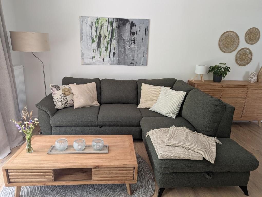 Gemütliche Sofa-Ecke mit Couchtisch